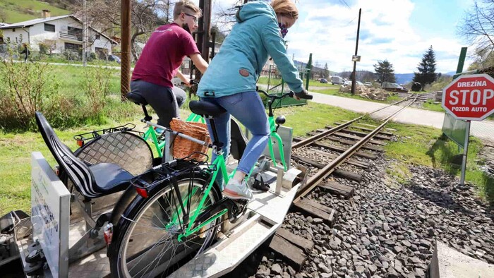 Na Slovensku existuje atrakcia, ktorú inde nezažijete. Bicyklovať budete po koľajniciach