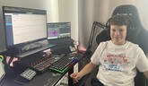 Trinásťročný Sebastián vysiela z vlastnej izby