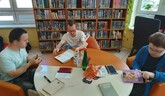 Mladí muži s Downovým syndrómom pomáhajú v knižnici