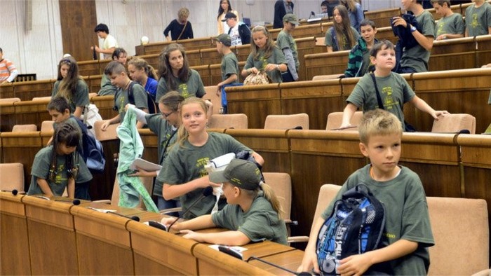 Hodina otázok detí na poslancov v parlamente