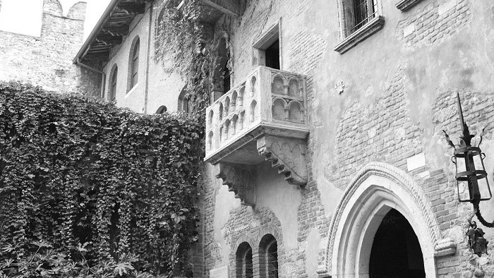 Chcete vyznávať lásku žene pod balkónom? Zadarmo to už nebude