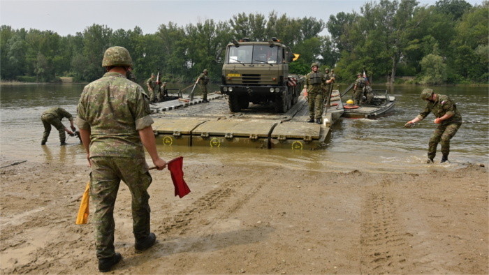 Výcvik študentov u ženistov v Seredi