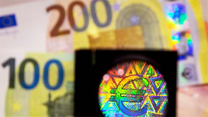 Premiér o spomalení rastu ekonomiky 