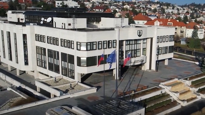 Sledujte volebné diskusie. Naživo a pred publikom