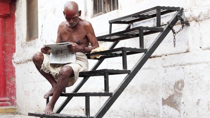 IMG_7535_India_Varanasi_oldtown_man_newspaper_1200_Janik.JPG