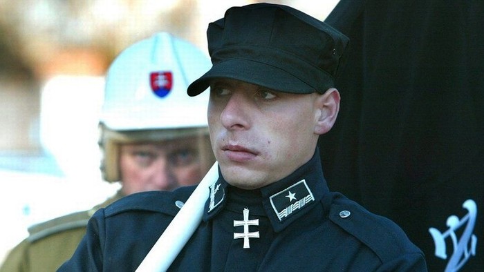Kotleba fegyvereseket akar