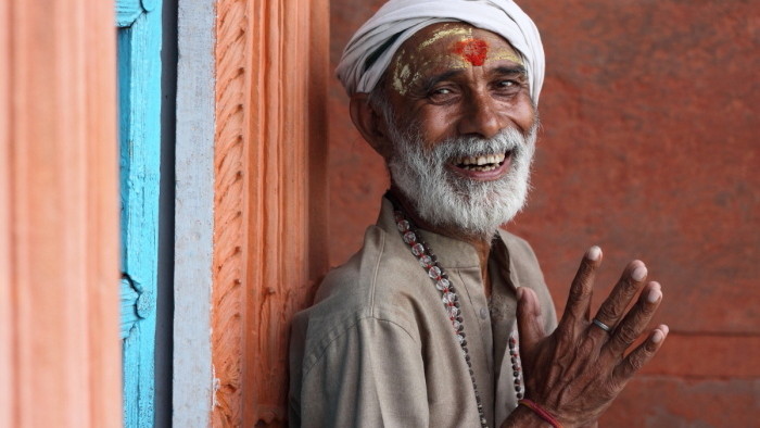 IMG_7361_India_Varanasi_oldtown_man_portrait_astrology_reading_1200_Janik.JPG