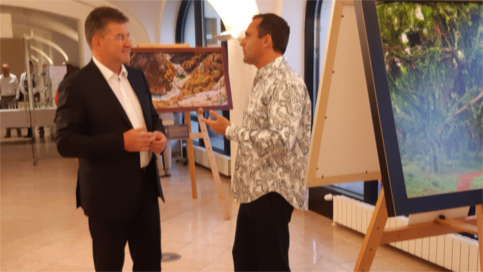 Filip Kulisev avec le chef de la diplomatie.jpg