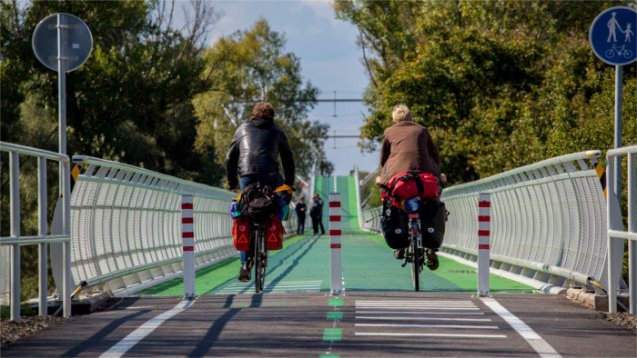 Cycling bridge linking Slovakia and Austria reopened