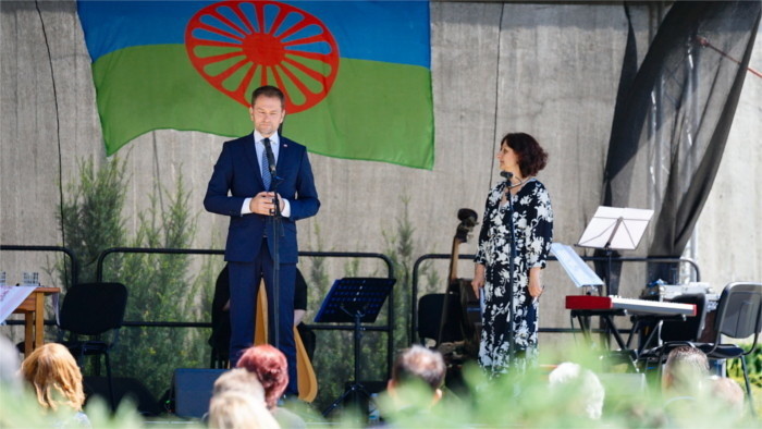 Representantes políticos recuerdan el Día del Holocausto Romaní