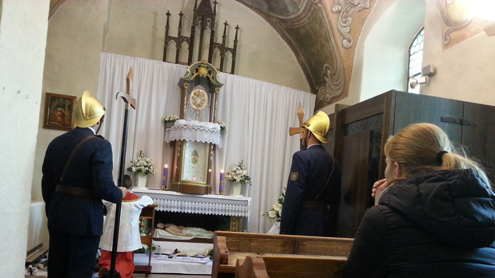 Hasiči pri Božom hrobe