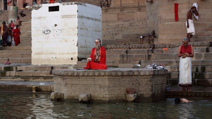 IMG_7961_India_Varanasi_ghat_ganga_puja_1200_Janik.JPG