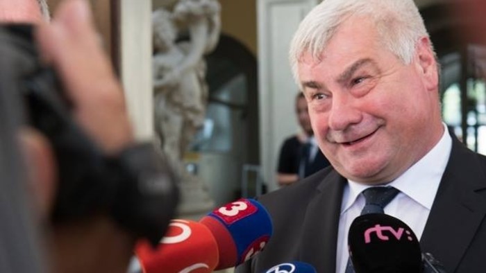 Bomba üzlet, de kinek? Érseket perli a Transparency International a D4-es és az R7-es miatt
