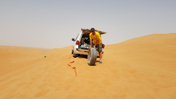 Wahiba sands zapadnute auto.jpg
