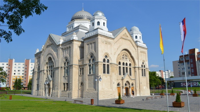 Lučenec_-_synagóga_(2016).jpg