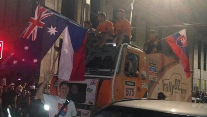 Oyente chileno saluda al equipo eslovaco que participó en la competición Rally Dakar 2014