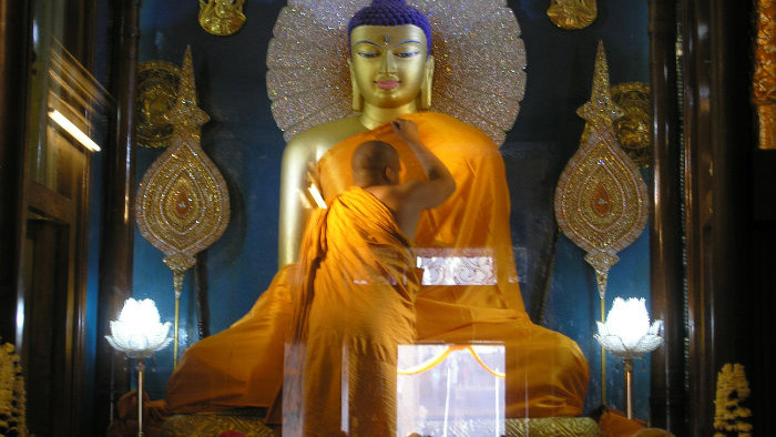 Bodhgaya socha s mnichom (kópia).JPG