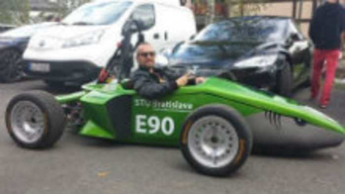 Študenti vyrábajú elektroformuly