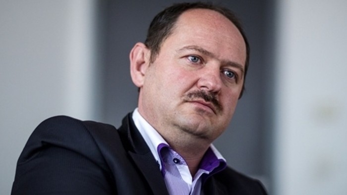 Simon pártot alapít