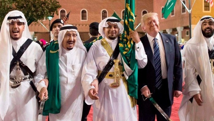 Trump kardélen táncol