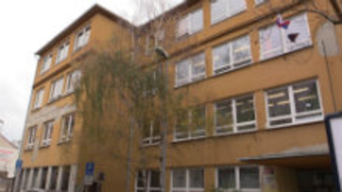 Škola na Jelenej nesie meno Ivana Dérera