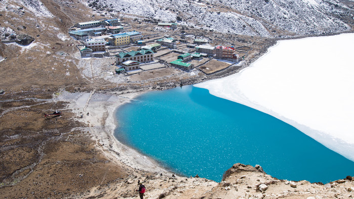 Jazero Gokyo pri zostupe z hory Gokyo Ri.jpg