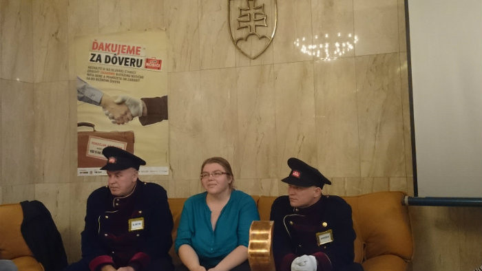 Nosiči batožín oslavujú rok svojej práce