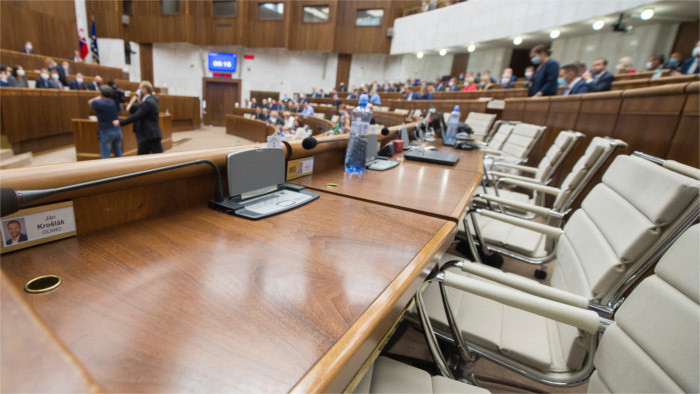 Дискуссия в парламенте о выражении недоверия премьеру    