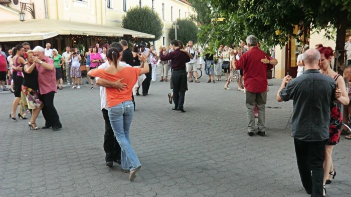 tango-3