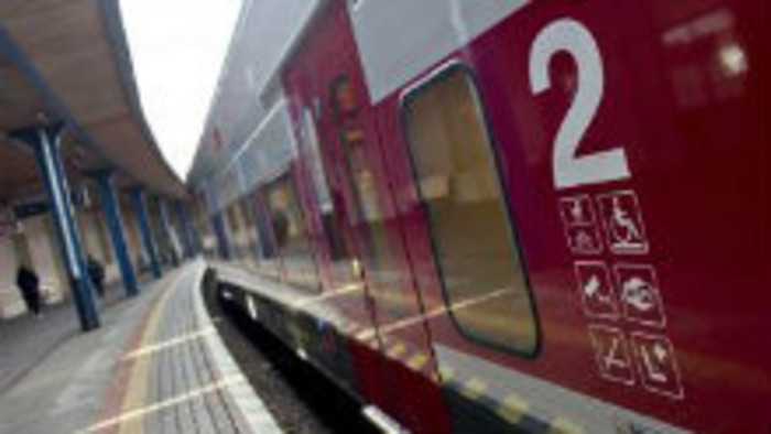 Bezdomovci ako nosiči batožiny na stanici