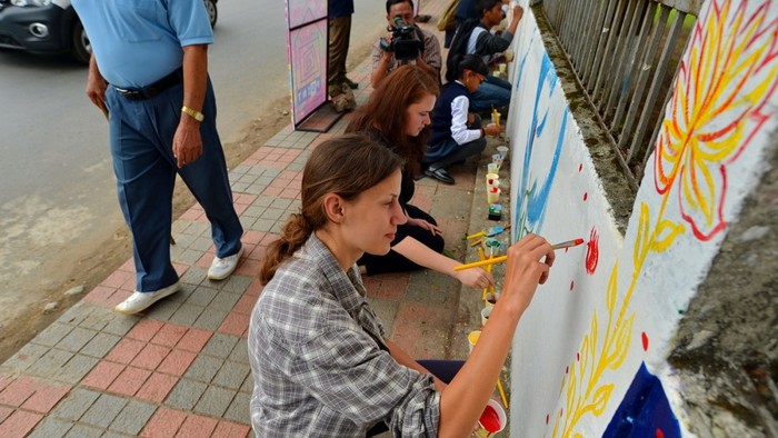 Rezidencia ARtists Point 2016 Malba 400metrovej steny v centre Shillongu s miestnymi nadsencami.JPG
