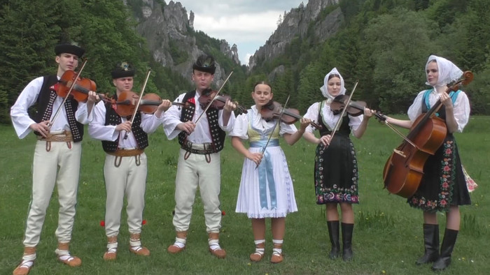 Zem spieva pod holým nebom vo Východnej