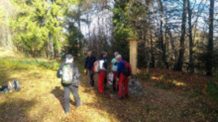 Pri spomienkovej tabuli na turistov na Kojšovej holi 