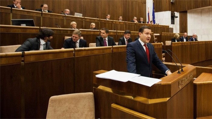 Los parlamentarios no llegan a votar la moción de censura al primer ministro Robert Fico