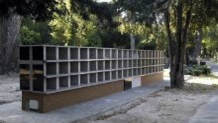 Na cintorínoch pribúdajú urnové steny