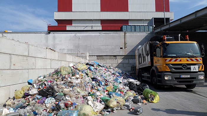 Čierna labuť_FM: Čo všetko patrí do plastu a ako ho vyhadzovať menej