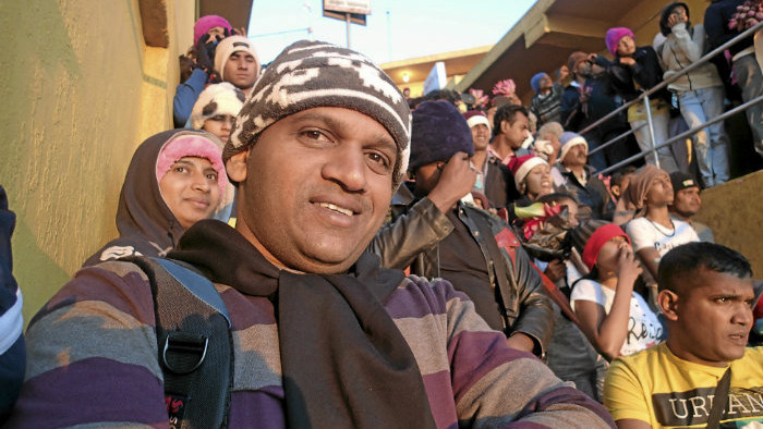 Sprievodca turistov a Biankin šofér Manoj Peiris na vrchole Adamovej hory.jpg