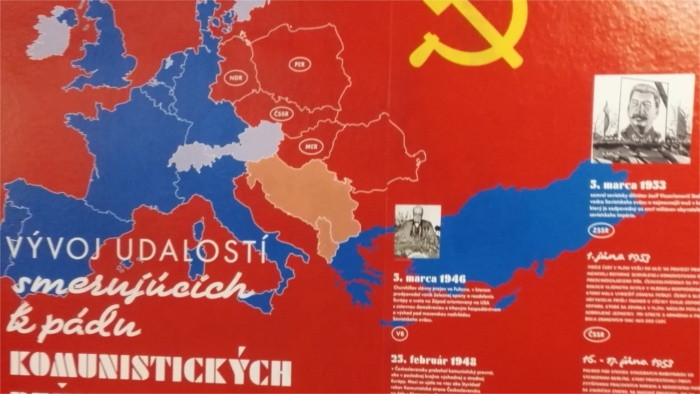 Выставка «Железо Бархат Ножницы: как падал тоталитаризм»