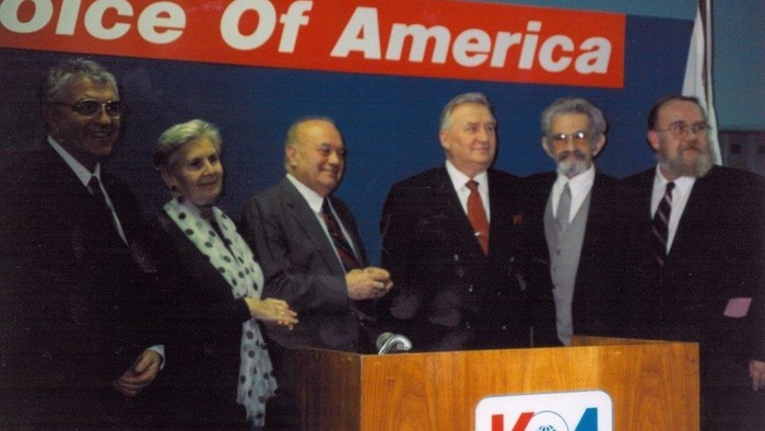 Prominenti Slovenskej redakcie Hlasu Ameriky  s prezidentom Kováčom.jpg