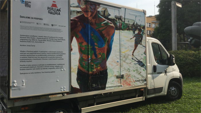 Travelling art augments critical thinking