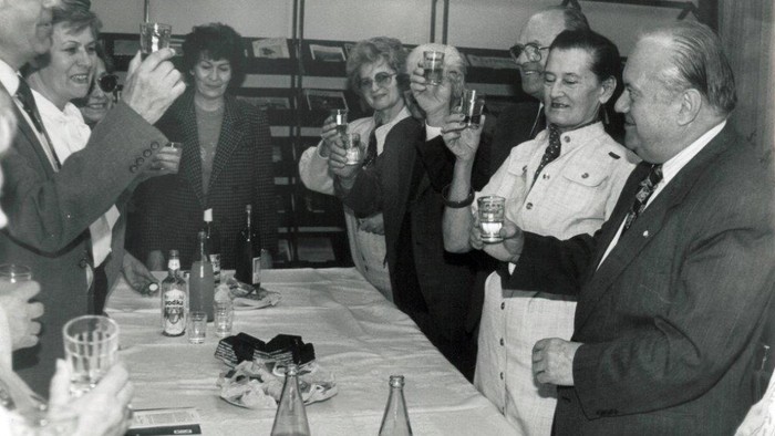 V Nitre na návšteve z Ameriky po revolúcií 1989  s vďačnými poslucháčmi.jpg