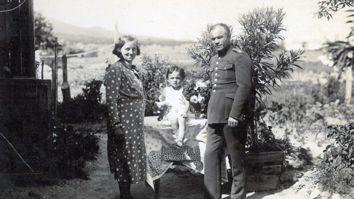 E.S. s rodičmi v dávnej minulosti -.jpg