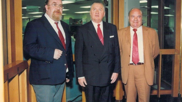 Zľava Miroslav Dobrovodský%2c prezident SR Michal Kováč a Ernest Stredňanský  v Hlase Ameriky.jpg