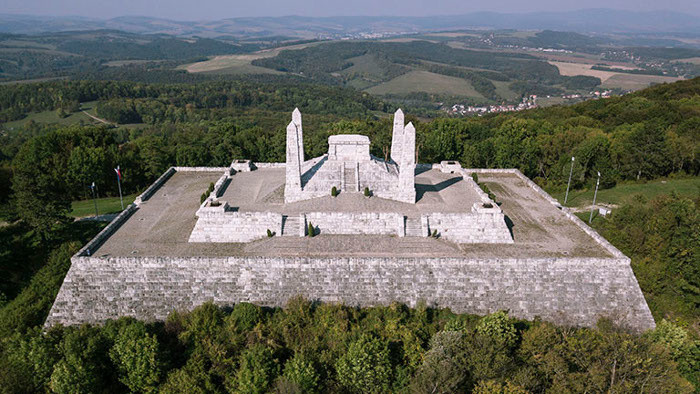 Mohyla_M_R_Štefánika2.jpg