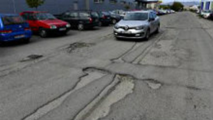 Výtlky ničia pneumatiky a disky