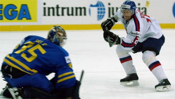 Peter Bondra introduced to the IIHF Hall of Fame