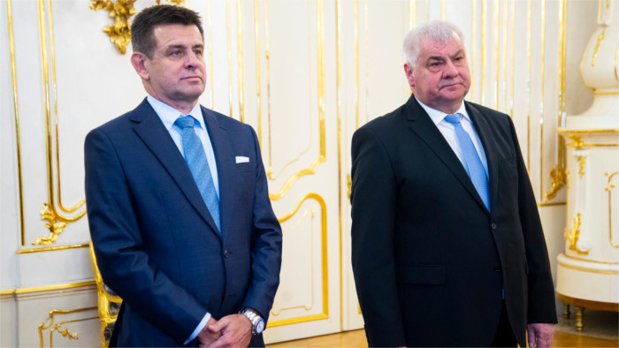 Президент Чапутова приняла отставку министра Ласло Шоймоша