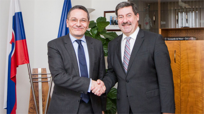 Ambassadeur de France débat avec le secrétaire d’État aux affaires étrangères