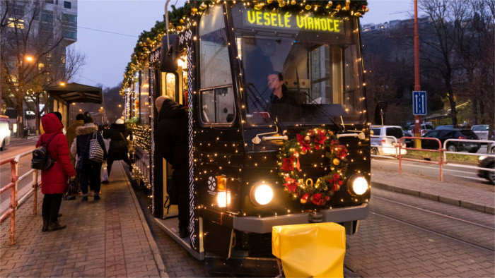 El tranvía se viste de Navidad en Bratislava