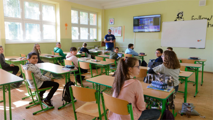 Ученики младших классов вновь сели за парты